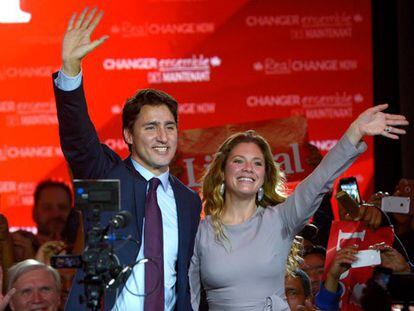 Justin Trudeau e sua esposa cumprimentam seus partidários em Montreal.