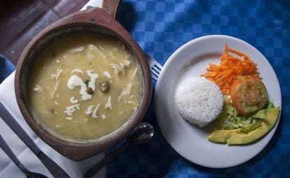 Ajiaco, sopa típica de Bogotá (Colômbia).