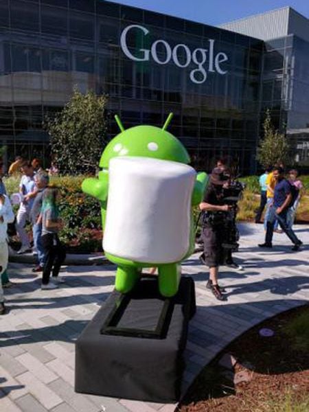 Estátua de um boneco do Android com um marshmallow.