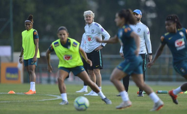 Pia coordena treino da seleção feminina.