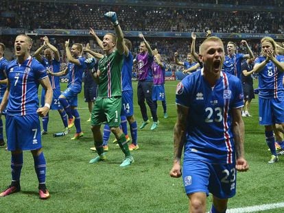 Jogadores da Islândia celebram a vitória sobre a Inglaterra.