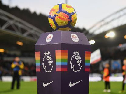 A Premier League se une à campanha #RainbowLaces da Stonewall, uma organização britânica que tem como objetivo apoiar a todas as pessoas lésbicas, gays, bissexuais e transsexuais, para promover a inclusão e a consciência dentro do esporte.