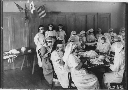 Um grupo de voluntárias da Cruz Vermelha durante a gripe espanhola em 1918.