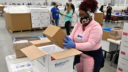 Trabalhadora empacota uma caixa da vacina Johnson & Johnson COVID-19 em uma caixa térmica para enviá-la aos centros de vacinação, na segunda-feira no Kentucky, Estados Unidos.