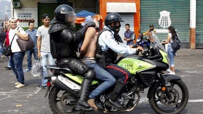 Policiais prendem um manifestante em San Cristóbal em março.