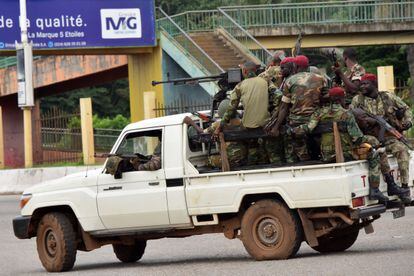 Soldados guineenses circulam pelo distrito de Kaloum, no centro da capital Conacri, neste domingo.