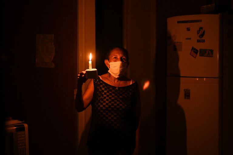Maria Félix Carvalho, 58 anos, durante o apagão em Macapá, no Amapá. Imagem do dia 13 de novembro.