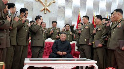O líder norte-coreano, Kim Jong-un, posou este domingo ao lado de altos oficiais militares depois de lhes dar de presente armas comemorativas.