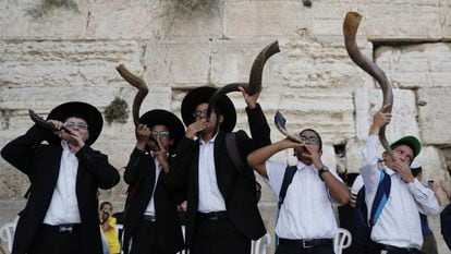 Ultraortodoxos tocam o ‘shofar’ em frente ao Muro das Lamentações, às vésperas do Ano Novo judaico