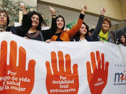 Deputadas de esquerda mostram seu apoio à descriminalização do aborto no Chile.