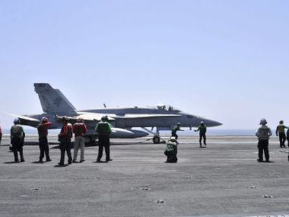 Membros da Marinha dos EUA guiando um avião Hornet F/A 18.