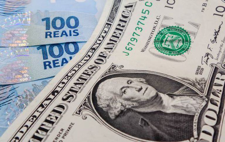 Real sofre desvalorização ante ao dólar americano.