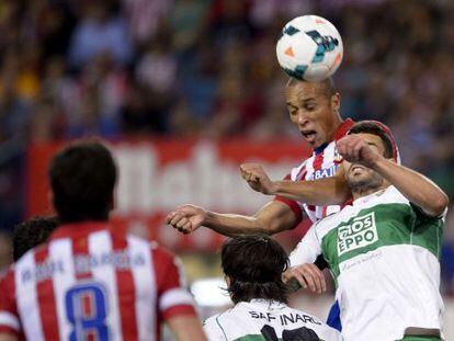 Miranda arremata para marcar o orimer gol do Atlético.