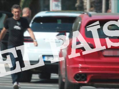 O suposto traficante Juan Andrés Cabeza se dirige a um Porsche vermelho, em Alicante (Espanha), em agosto de 2018.