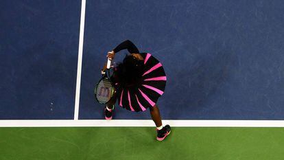 Serena Williams rebate uma bola de King.