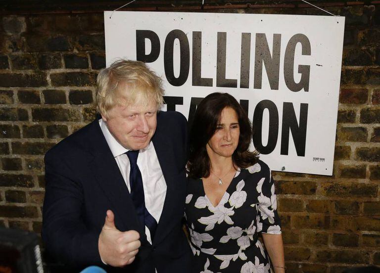 Boris Johnson e sua mulher Marina, após votar a favor do Brexit.