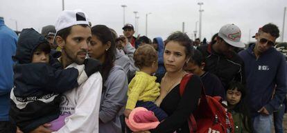 Família venezuelana na fila do café, na Colômbia.