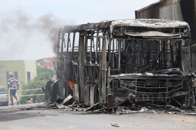 Ônibus incendiado em Campinas.
