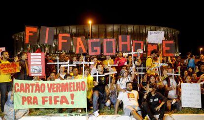 Manifestantes contra a Copa em Bras&iacute;lia.