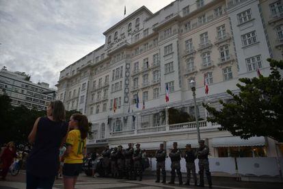 Oficiais no Copacabana Palace, ap&oacute;s a deten&ccedil;&atilde;o de Ray Whelan.