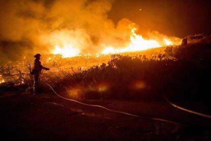 Quase 4.000 bombeiros combatem o fogo em Ventura, Califórnia.