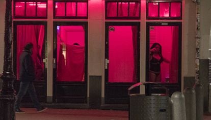 Prostitutas esperam clientes depois no Bairro da Luz Vermelha em Amsterdã, em abril de 2017.