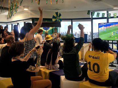 Empresas disponibilizaram TVs para funcionários assistirem aos jogos da Copa no Brasil.