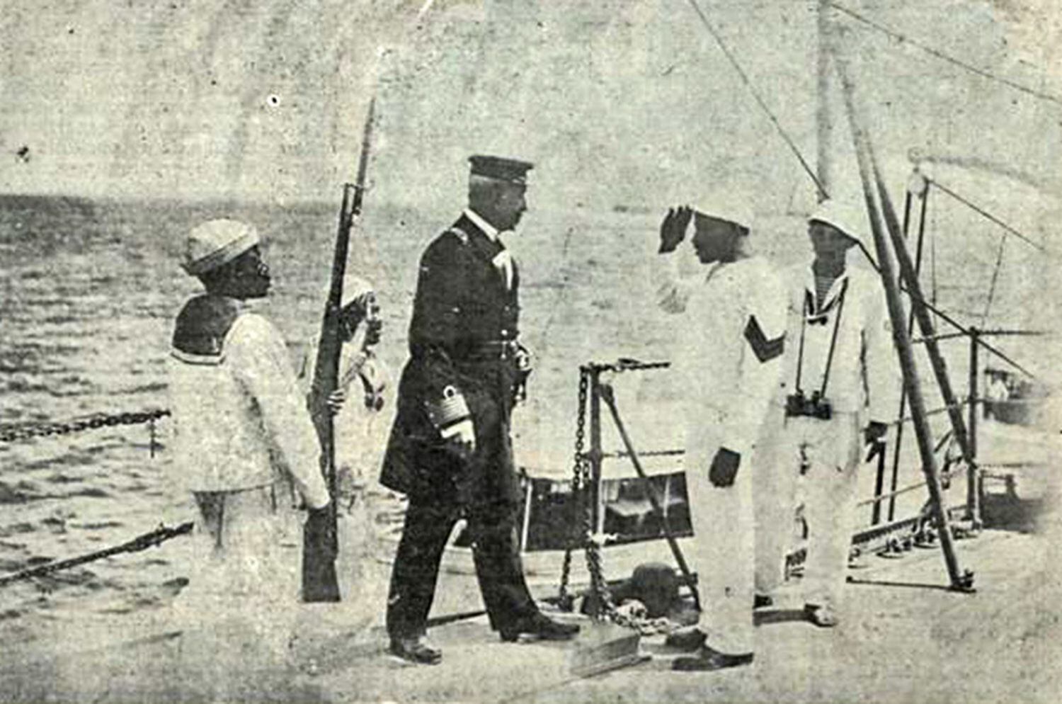 Após fim da revolta, marujos devolvem comando de encouraçado a oficial da Marinha