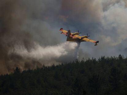 Imagem de uma das aeronaves que ajudam no combate ao fogo em Portugal.