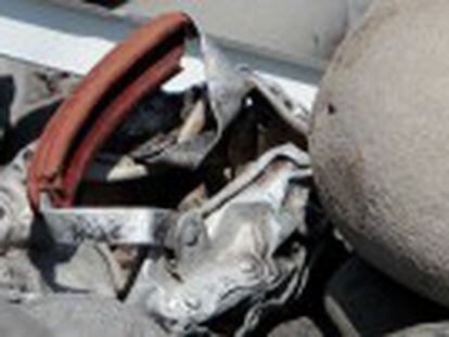 Equipes de investigação francesas analisaram os destroços de um Boeing e de uma mala de viagem de fragmento de asa descoberto