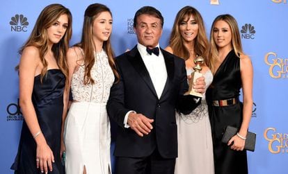 Sylvester Stallone posa com a esposa e as filhas com seu Globo de Ouro em 2019. 