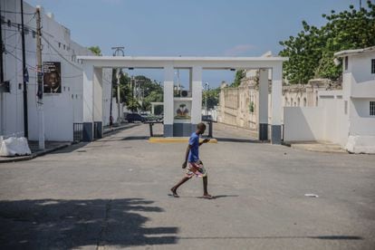 Uma greve geral em nível nacional esvaziou as ruas da capital do Haiti, Porto Príncipe, na segunda-feira, e os organizadores denunciaram a rápida desintegração da situação de segurança destacada pelo sequestro de missionários norte-americanos e canadenses o fim de semana. 