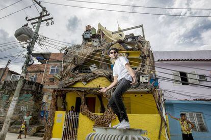 O artista francês JR na Casa Amarela, seu projeto social no morro da Providência, a primeira favela do Rio