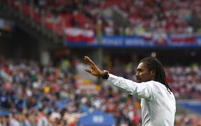 Aliou Cissé dirige o Senegal durante o jogo contra a Polônia em Moscou.