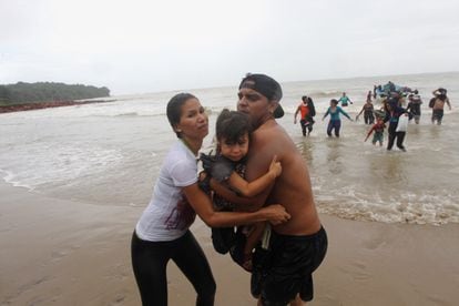 Imigrantes venezuelanos chegam à costa da praia Los Iros no Trindade e Tobato, em novembro de 2020. 