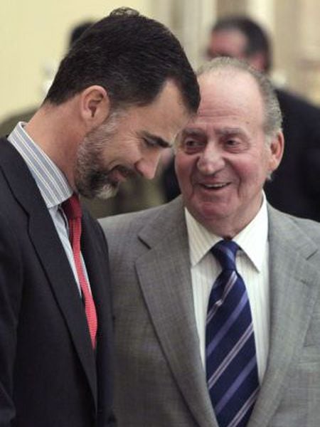 O Rei dom Juan Carlos, junto ao Príncipe de Astúrias.