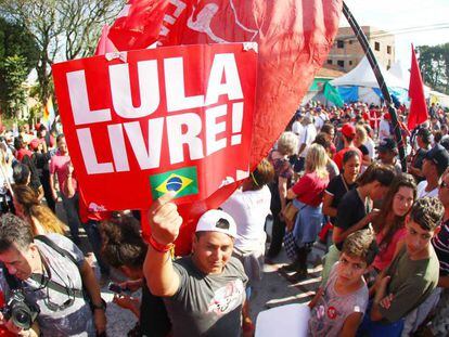 Protesto a favor de Lula na frente da PF, em Curitiba.