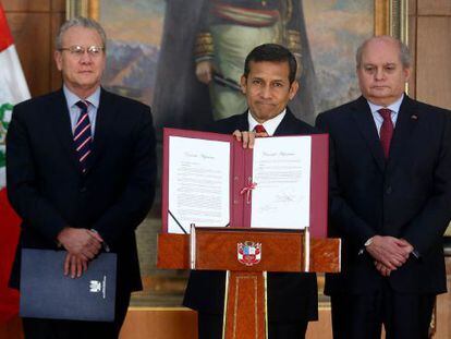 O presidente do Peru mostra o decreto da nova fronteira com o Chile.