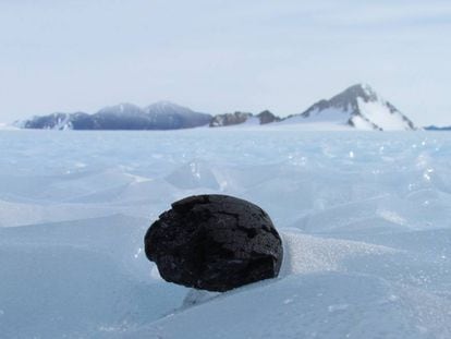 Um meteorito encontrado na Antártida, em uma imagem de arquivo.