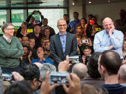 No centro, o CEO da Microsoft, Satya Nadella, ao lado do fundador da empresa, Bill Gates, e do ex-CEO Steve Ballmer, no campus da empresa em Redmond, Washington, em fevereiro de 2014.