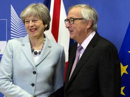 Theresa May e Jean-Claude Juncker, nesta sexta-feira em Bruxelas.