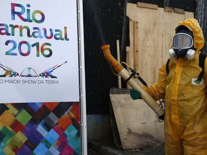 Agentes fazem a nebuliza&ccedil;&atilde;o contra o mosquito no Samb&oacute;dromo do Rio.