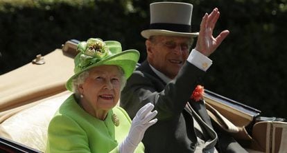 A rainha Elizabeth II e o príncipe Philip, duque de Edimburgo, em sua chegada a Ascot, na terça-feira.