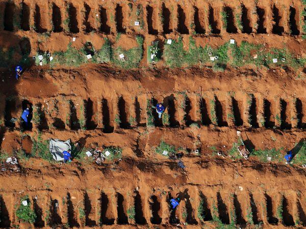 Gravediggers open new graves as the number of dead people rose after the coronavirus disease (COVID-19) outbreak, at Vila Formosa cemetery, Brazil's biggest cemetery, in Sao Paulo, Brazil, April 2, 2020. REUTERS/Amanda Perobelli