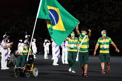 Os porta-bandeiras Evelyn de Oliveira e Petrúcio Ferreira, que representaram a delegação brasileira na abertura dos Jogos Paralímpicos Tóquio 2020, nesta terça-feira, 24 de agosto, na capital japonesa.
