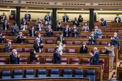 A ex-ministra María Luisa Carcedo é aplaudida no plenário do Parlamento espanhol durante a aprovação da lei da eutanásia.