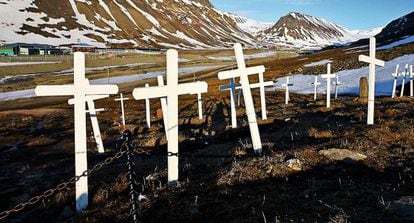 O cemitério de Longyearbyen, no arquipélago de Svalbard, não recebe novos inquilinos desde que se proibiu enterrar ninguém mais na ilha nos anos 30.