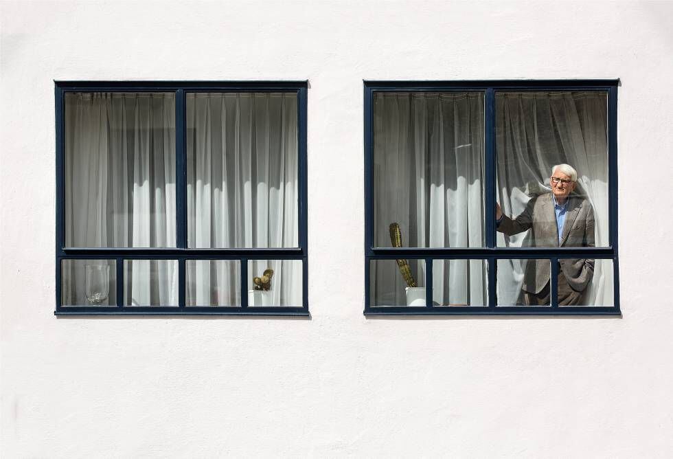 O pensador alemão aparece numa janela da casa onde vive com sua esposa, Ute, desde 1971.