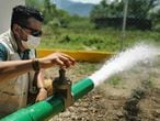 Un trabajador de Unicef comprueba un sistema de purificación de agua rehabilitado y reforzado por la organización en Táchira (Venezuela) en junio de 2020.