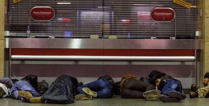 Refugiados dormem na bilheteria da estação central de Munique.